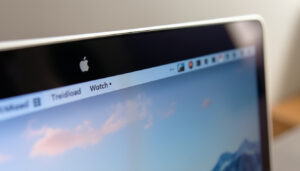 découvrez pourquoi macos offre si peu d'options visibles pour gérer l'encoche du macbook et comment cela impacte votre expérience utilisateur.
